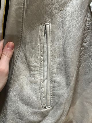 Abrigo de piel beige/gris con cuello de pelo real