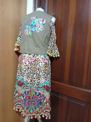 Abito lungo fantasia boho con gilet