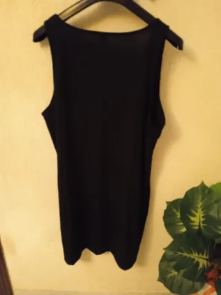 Vestido negro con flor blanca