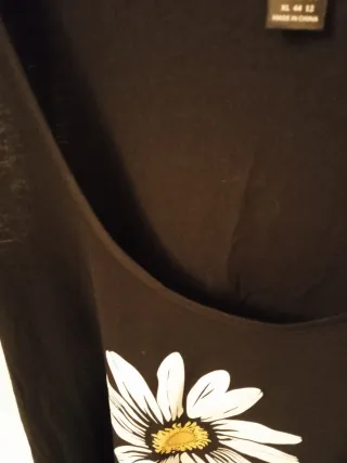 Vestido negro con flor blanca