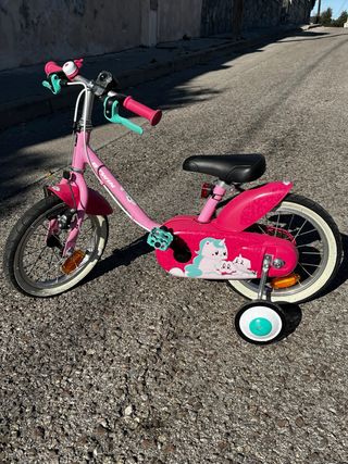 Bicicleta infantil rosa con ruedines