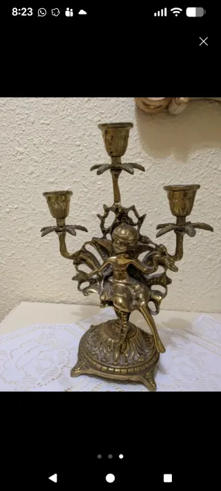 Reloj de sobremesa y 2 candelabros