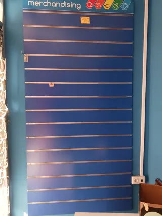 Lamas de colores rojo , azul y gris