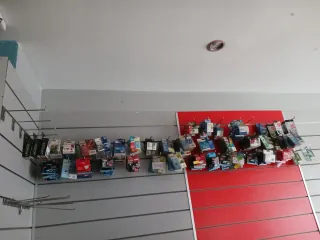 Lamas de colores rojo , azul y gris