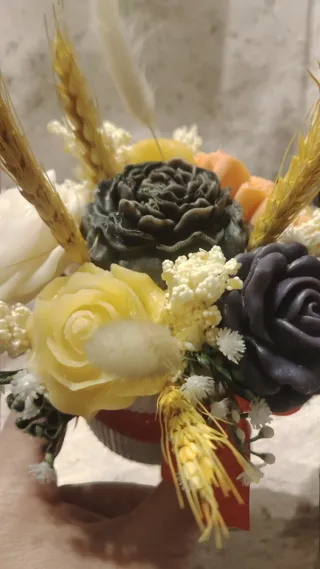 Vaso con fiori di cera