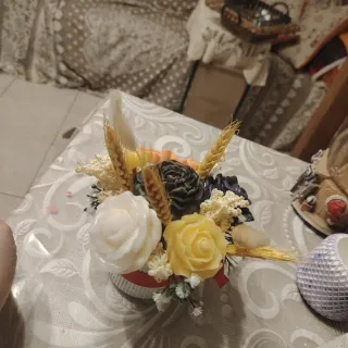 Vaso con fiori di cera