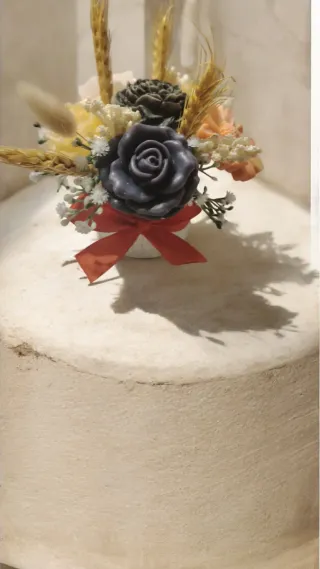 Vaso con fiori di cera