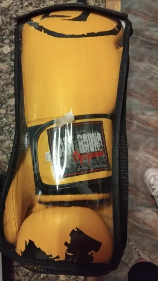 Guantes de boxeo amarillos