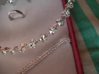 Coordinato collana, orecchini, anello, bracciale