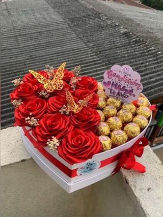 Cajas de rosas y bombones San Valentín