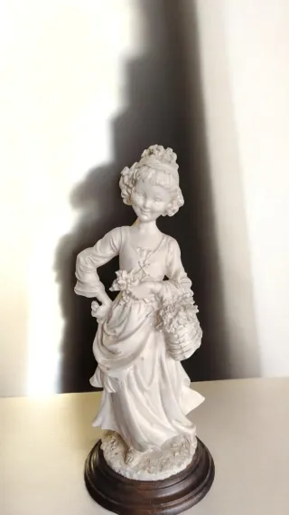 Statuina in ceramica bambina con cesto