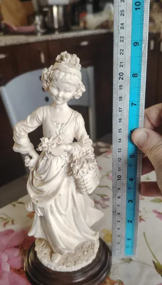 Statuina in ceramica bambina con cesto