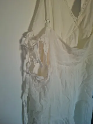 Vestido o blusa blanca con encaje