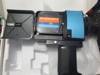 Cámara de vídeo antigua azul