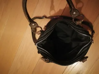 Borsa tracolla pelle nera e viola