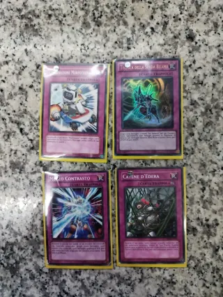 18 Carte Yu-Gi-Oh! con Proteggi Carte