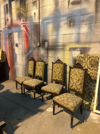 Juego de 4 sillas antiguas de madera y tela