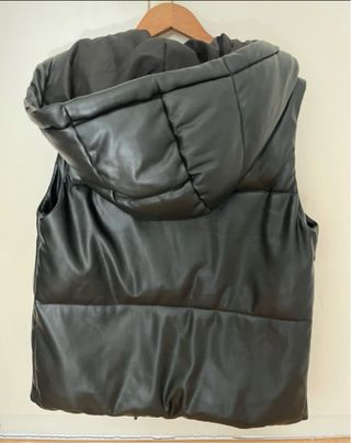 Chaleco acolchado polipiel capucha Stradivarius XS