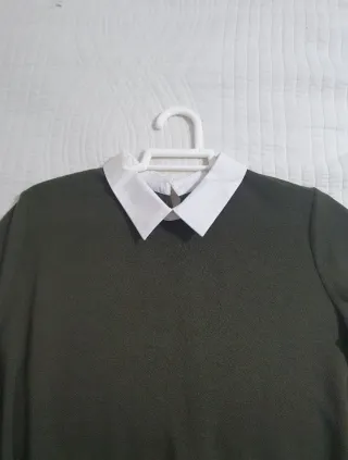 Vestido caqui con cuello blanco