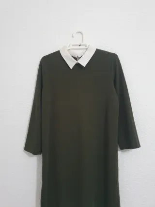 Vestido caqui con cuello blanco