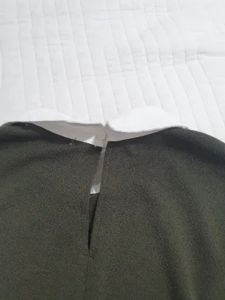 Vestido caqui con cuello blanco