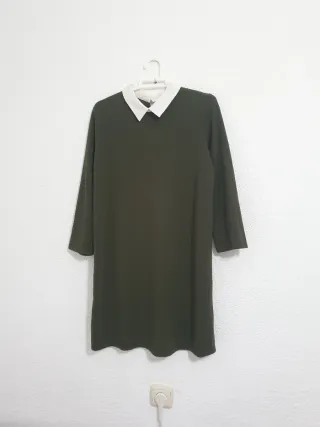 Vestido caqui con cuello blanco