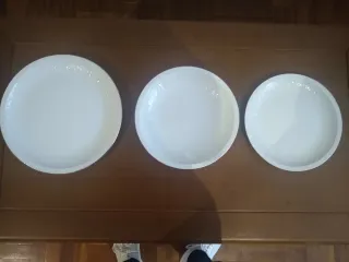 Platos de postre blancos con borde dorado