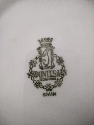 Platos de postre blancos con borde dorado