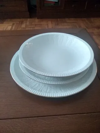 Platos de postre blancos con borde dorado