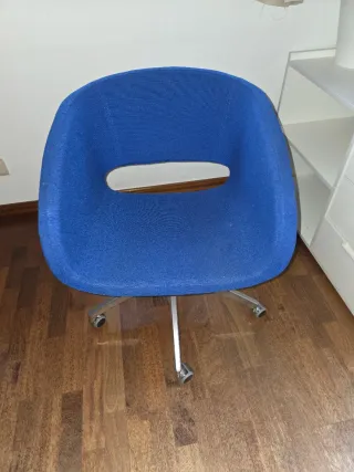 Silla de oficina azul con base metálica