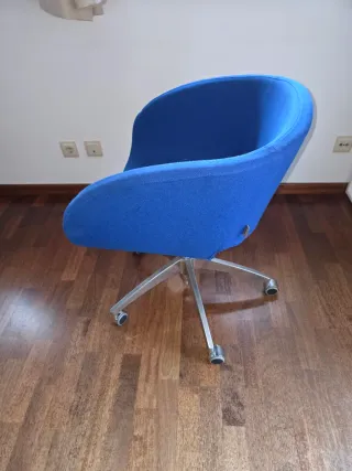 Silla de oficina azul con base metálica