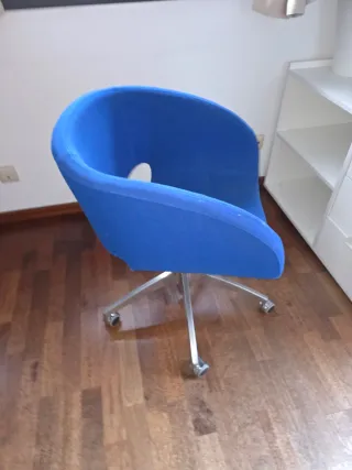Silla de oficina azul con base metálica