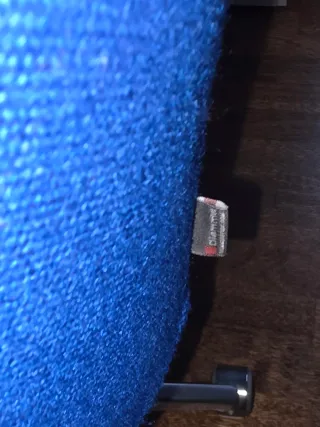 Silla de oficina azul con base metálica