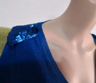 Jersey chica azul con detalles