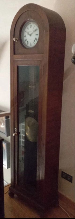 Reloj de pie antiguo de madera