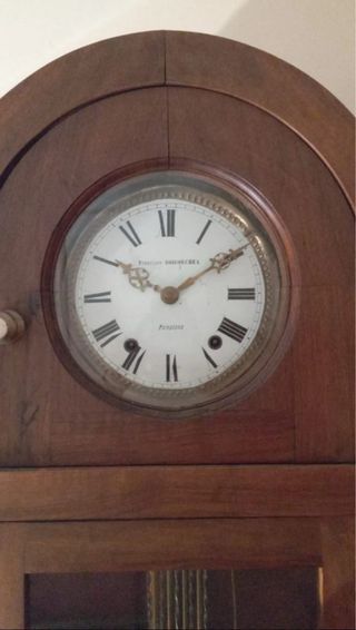 Reloj de pie antiguo de madera