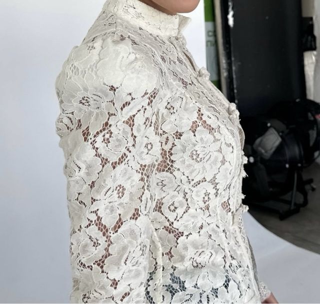 Blusa de encaje beige manga larga