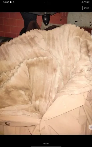 Cappotto beige con collo in pelliccia