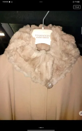 Cappotto beige con collo in pelliccia