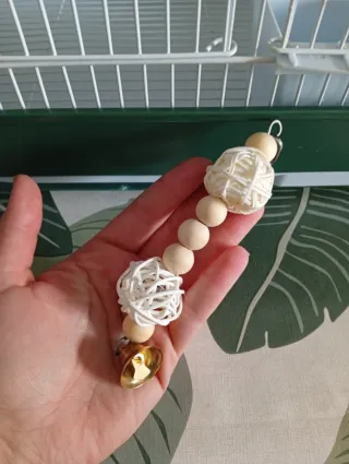 Jaula para pájaros con juguetes