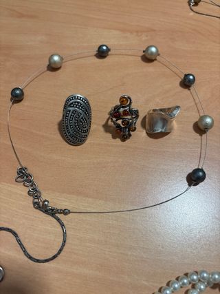 Conjunto de bisutería plateada y perlas