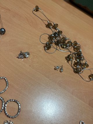 Conjunto de bisutería plateada y perlas