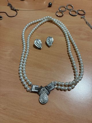 Conjunto de bisutería plateada y perlas