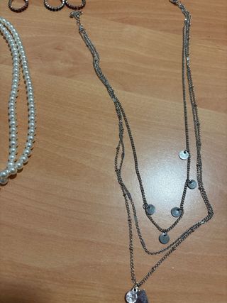 Conjunto de bisutería plateada y perlas