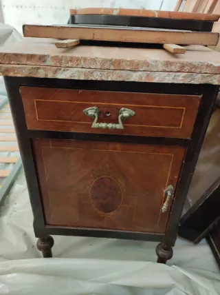 Mesa auxiliar antigua de madera y mármol