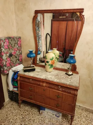 Mesa auxiliar antigua de madera y mármol