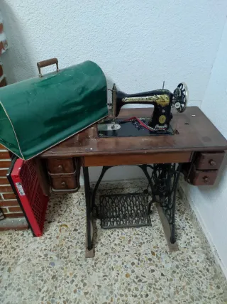 Mesa auxiliar antigua de madera y mármol