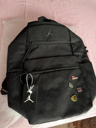 Mochila Jordan Negra con Pines