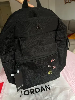 Mochila Jordan Negra con Pines