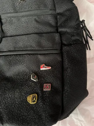 Mochila Jordan Negra con Pines